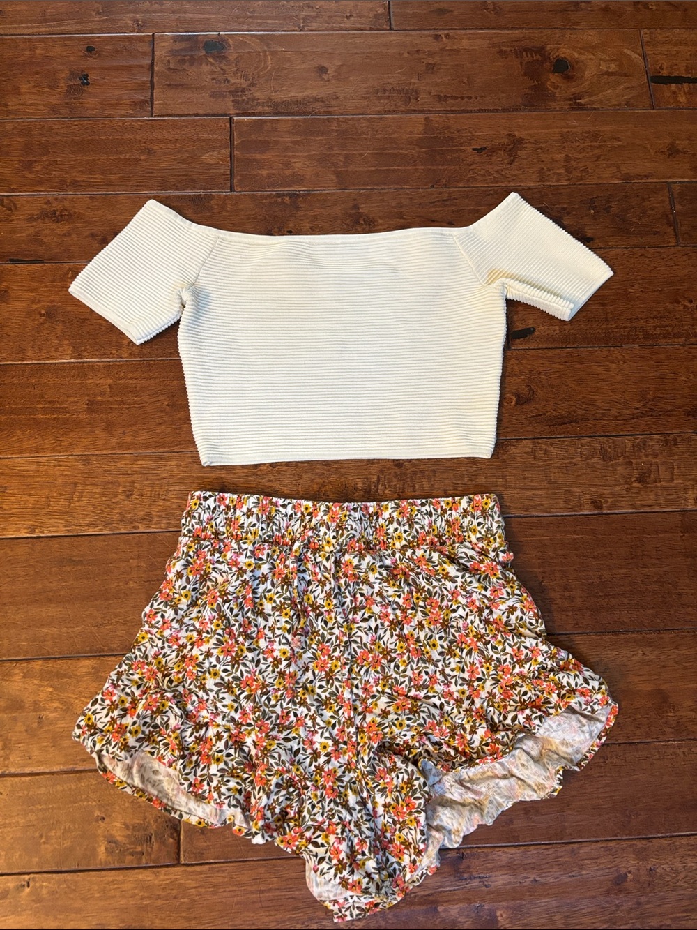 Kendal & Kylie Ribbed crop top S with Wild Fable ruffled shorts Xs